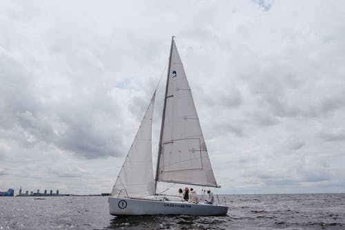 白色的帆船，在白云下的海上 · 免费素材图片