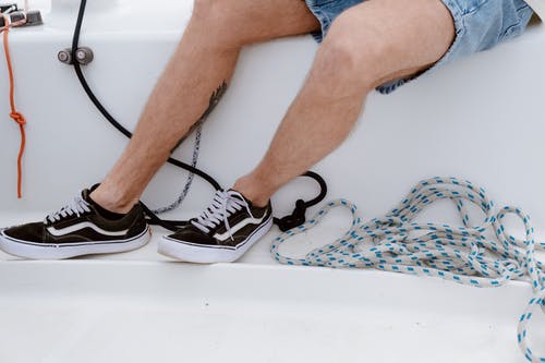 穿着黑白耐克运动鞋的人 · 免费素材图片