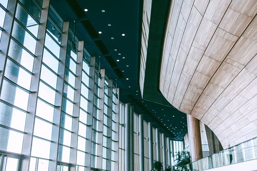 商务中心的现代宽敞大厅，玻璃幕墙 · 免费素材图片