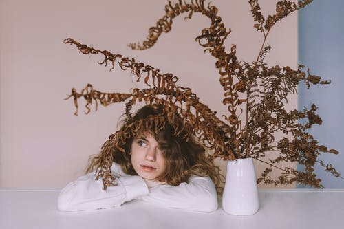 体贴的女性，附近用干植物花瓶 · 免费素材图片