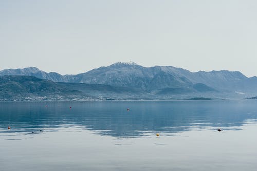 朦胧的日子，丘陵湖岸的惊人风景 · 免费素材图片