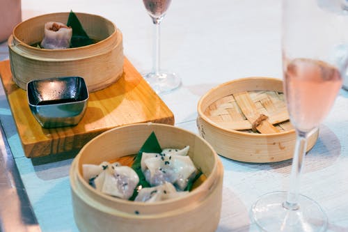 在桌上的木碗美味传统亚洲点心菜 · 免费素材图片