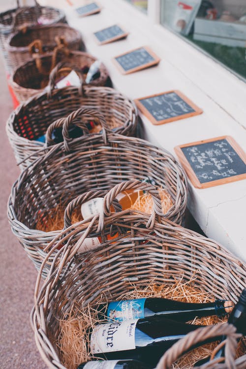 瓶酒在市场上的篮子里 · 免费素材图片