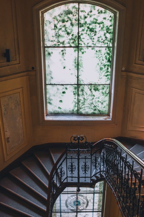 窗户附近的楼梯与马汀在经典的老房子里 · 免费素材图片