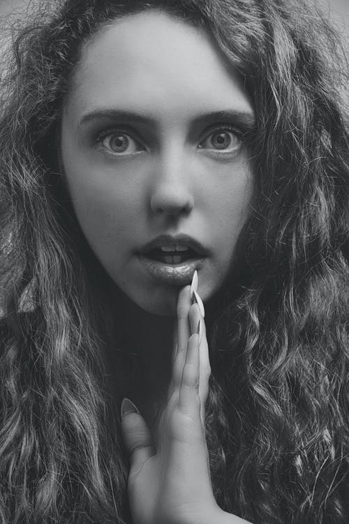 有关单色, 垂直拍摄, 女人的免费素材图片