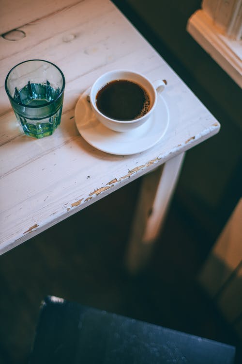 杯在木桌上的浓咖啡在家 · 免费素材图片