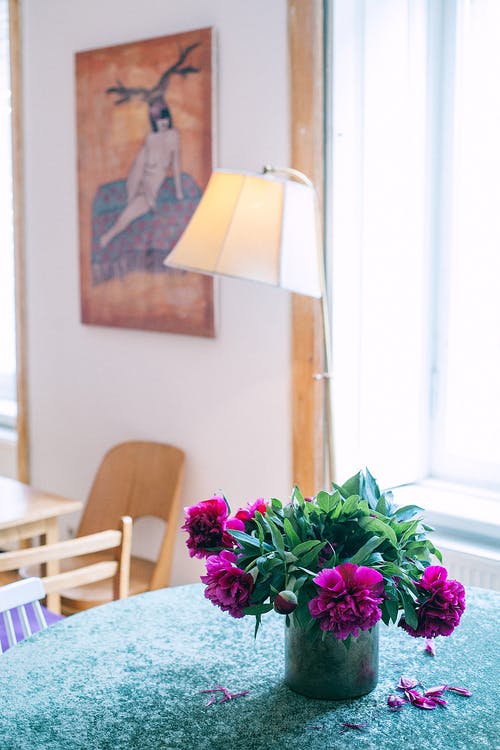 在房间的桌子上的花花瓶 · 免费素材图片
