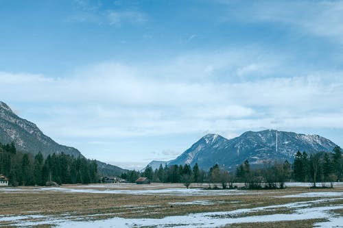 常绿乔木和雪山的土地上的小村庄 · 免费素材图片