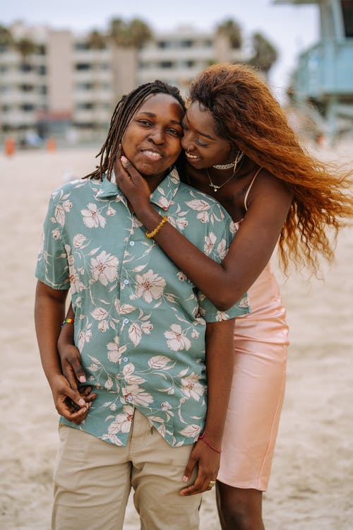 白色绿色和黄色的花衬衫微笑的女人 · 免费素材图片