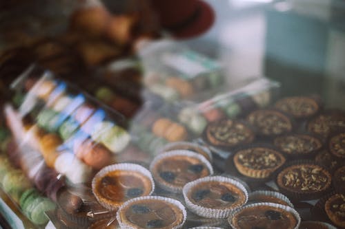 在糕点店展示各种美味甜点 · 免费素材图片