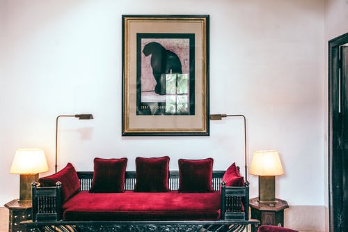 在时尚的客厅里用红色枕头的舒适沙发 · 免费素材图片