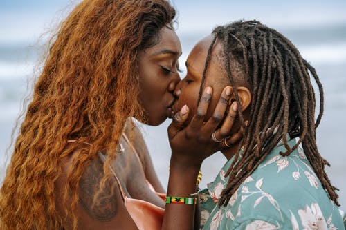 女人亲吻男人的脸颊 · 免费素材图片