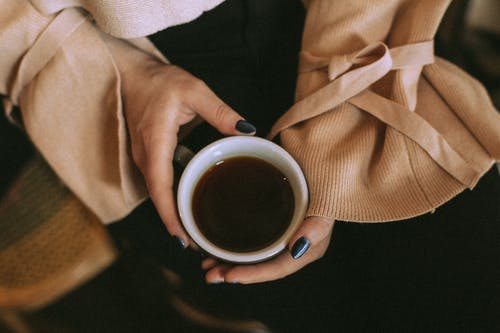 作物与杯香浓的咖啡的女人 · 免费素材图片