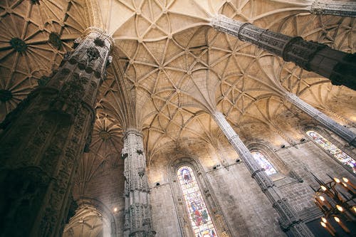 列的中世纪大教堂的内部 · 免费素材图片