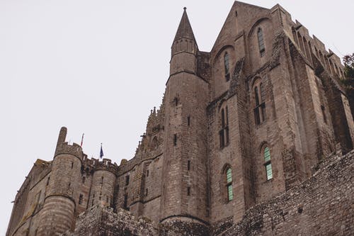 灰色的天空砖哥特式修道院城堡 · 免费素材图片