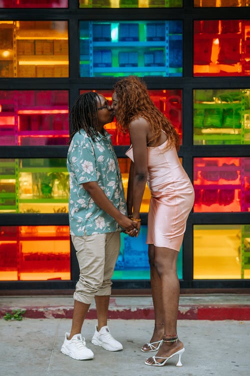 男人和女人站在玻璃墙旁边 · 免费素材图片