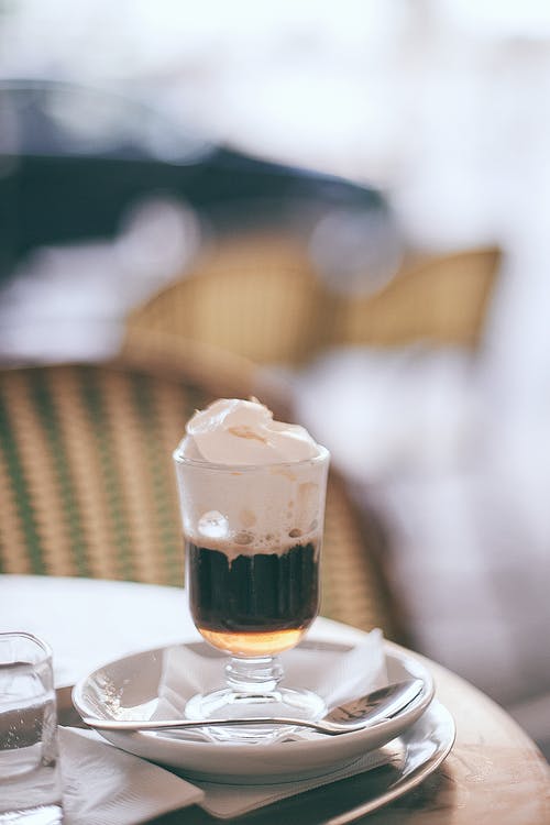 在餐厅的透明杯子里的美味爱尔兰咖啡 · 免费素材图片