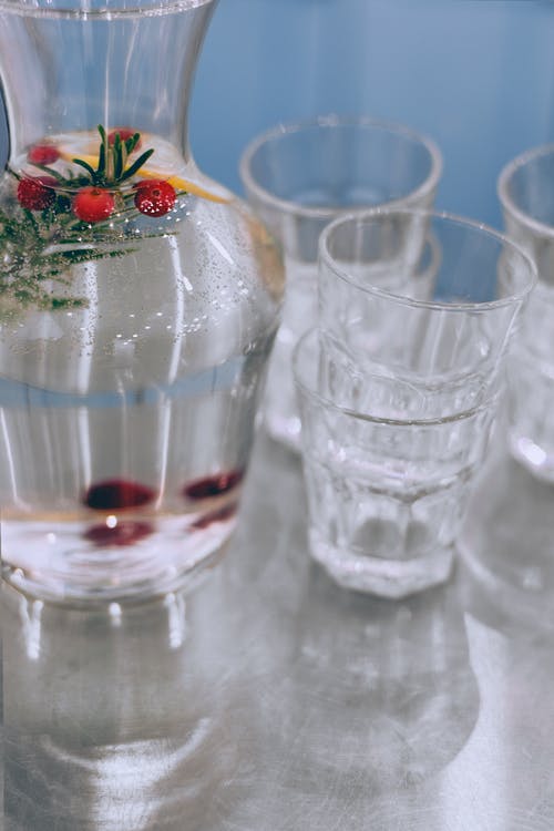 桌上的玻璃器皿附近新鲜樱桃柠檬水 · 免费素材图片