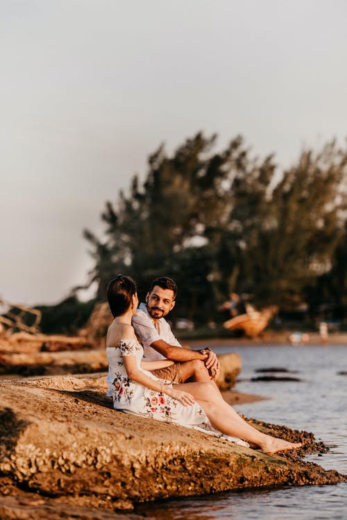 幸福的夫妇，在粗糙的河岸边休息 · 免费素材图片