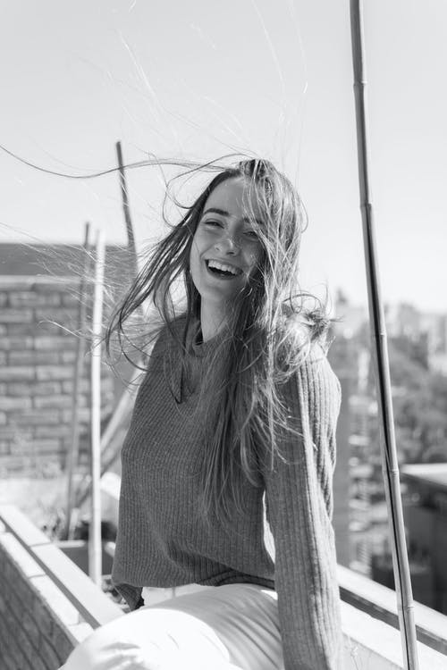 有关单色, 垂直拍摄, 女人的免费素材图片