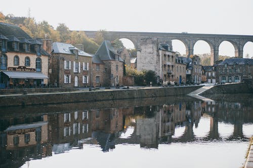 在河上的中世纪拱形桥在旧城在阳光灿烂的日子 · 免费素材图片