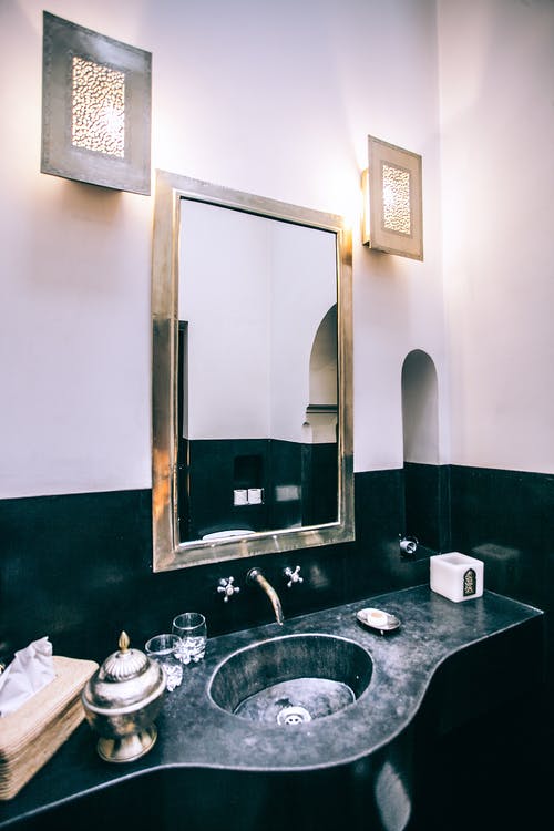 带洗手盆和镜子的现代浴室 · 免费素材图片