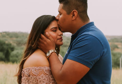 幸福的丈夫亲吻大自然中的拉丁美洲妻子 · 免费素材图片