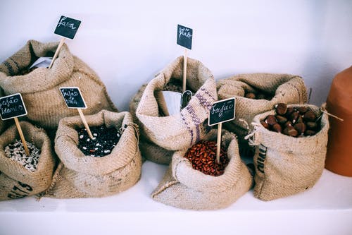 不同类型的豆在麻袋里有铭文 · 免费素材图片