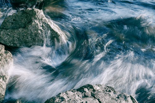 强大的河，在石底上流动 · 免费素材图片