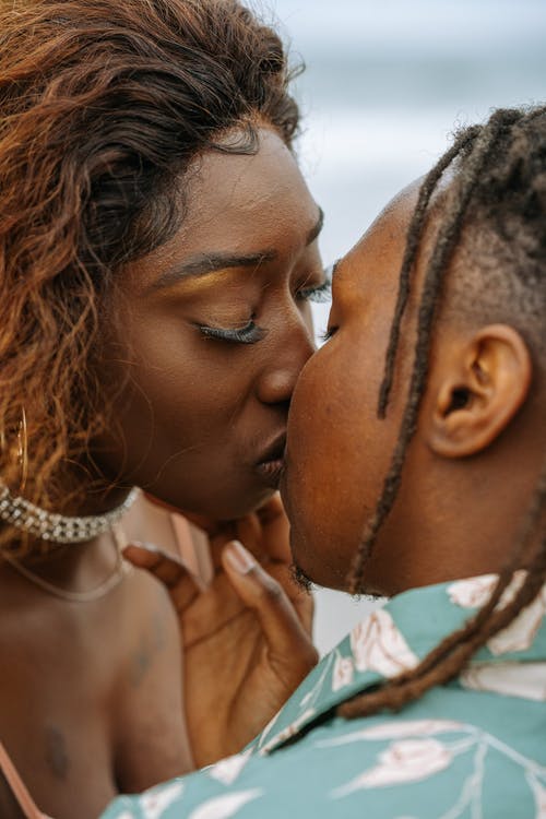 女人亲吻女人的脸颊 · 免费素材图片