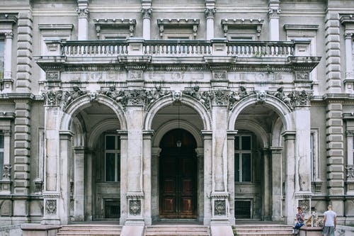 城市历史建筑的入口 · 免费素材图片