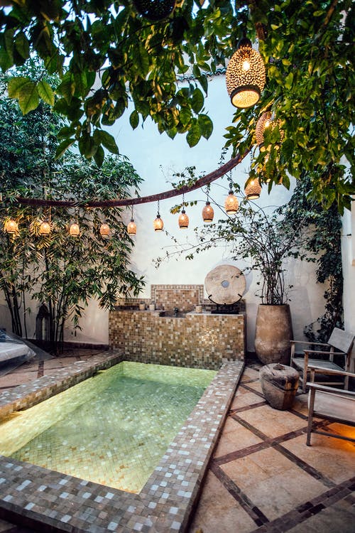 带摩洛哥浴池的热带度假酒店水疗中心 · 免费素材图片