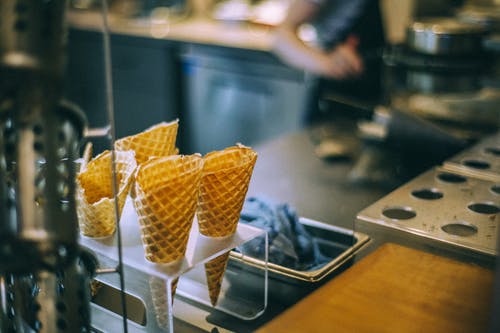 华夫饼蛋卷冰淇淋在咖啡馆 · 免费素材图片