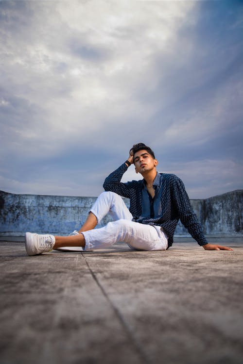 有关人, 低角度拍摄, 坐的免费素材图片