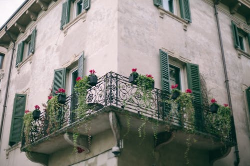 带石阳台的旧住宅 · 免费素材图片