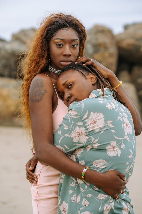 白色和蓝色碎花无袖连衣裙的女人 · 免费素材图片