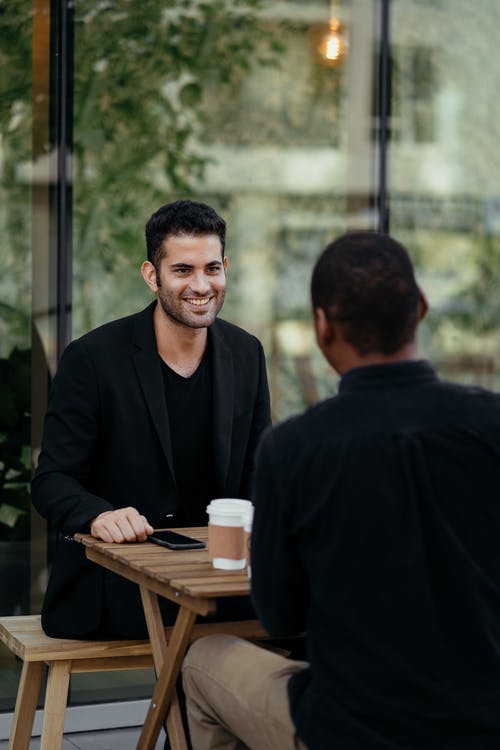 性格开朗的多样男性朋友在户外咖啡馆喝咖啡休息时间 · 免费素材图片