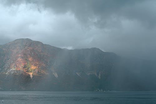 在平静的海水中的岩石峭壁 · 免费素材图片