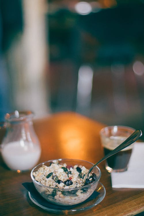 早餐在咖啡旁的葡萄燕麦 · 免费素材图片