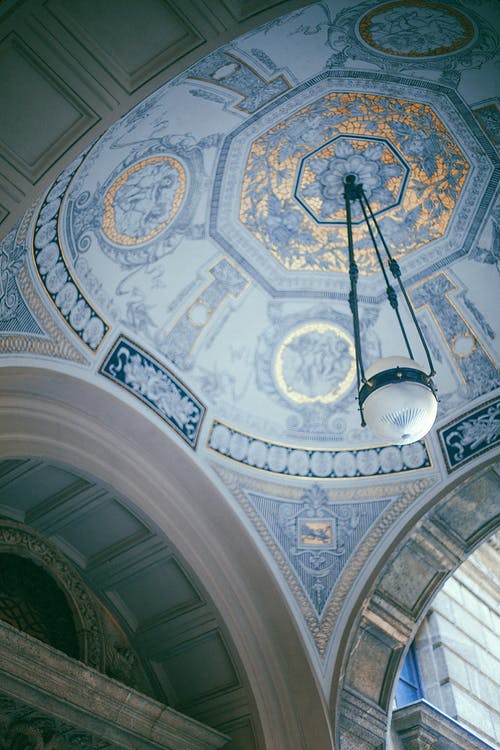 教堂内部与装饰的天花板 · 免费素材图片
