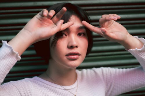 有关垂直拍摄, 摆姿势, 短发的免费素材图片