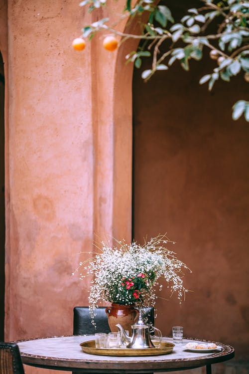 破旧墙附近送达的桌子 · 免费素材图片