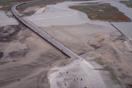 在贫瘠的山谷中河上空的无人机视图 · 免费素材图片