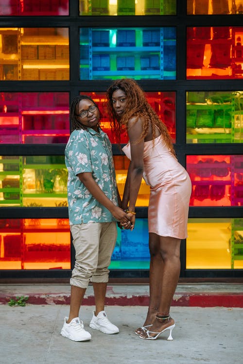 站在男人旁边的蓝色和白色花卉纽扣衬衫的白衬衫的女人 · 免费素材图片