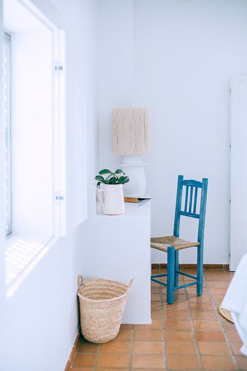 简单舒适的柜子，带椅子和桌子 · 免费素材图片