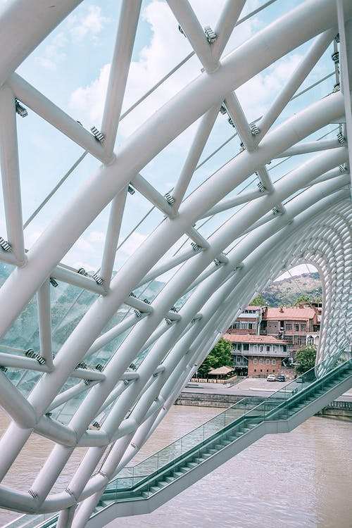 城市河上的未来派几何人行天桥 · 免费素材图片