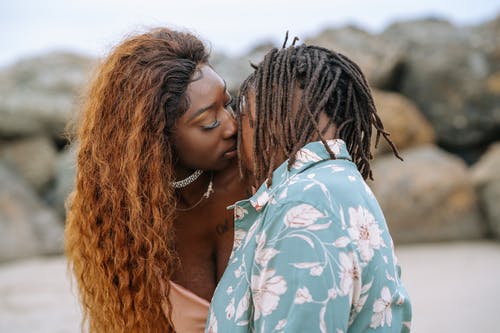 白色蓝色和红色的花衬衫，棕色编织头发的女人旁边的女人 · 免费素材图片