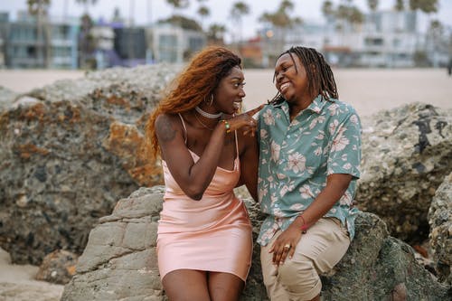 白色和绿色的花裙子，坐在岩石上的女人 · 免费素材图片