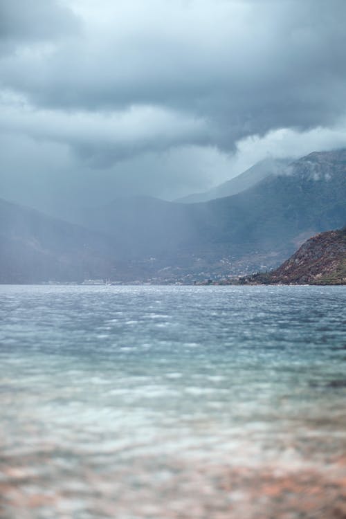 洛矶山脉在阴海附近 · 免费素材图片