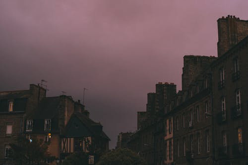暗紫色日落多云的天空下的小镇街道 · 免费素材图片